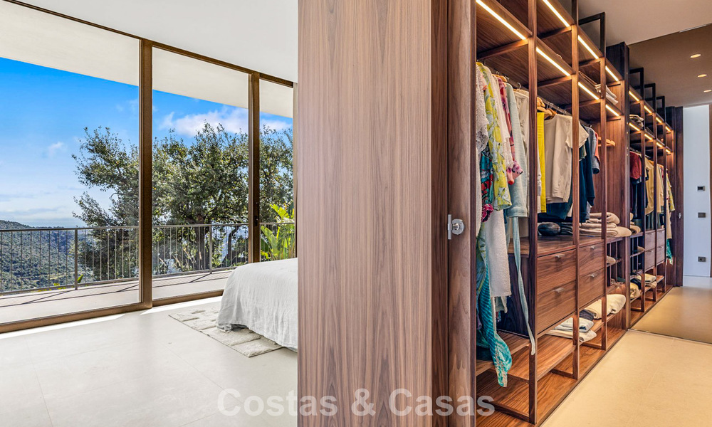 Villa au design en forme de boomerang à vendre dans les collines verdoyantes de Marbella - Benahavís avec vue sur la mer et les collines 795264