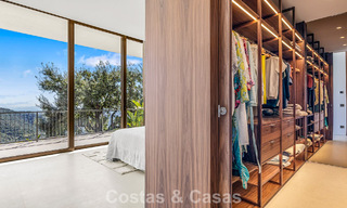 Villa au design en forme de boomerang à vendre dans les collines verdoyantes de Marbella - Benahavís avec vue sur la mer et les collines 795264 