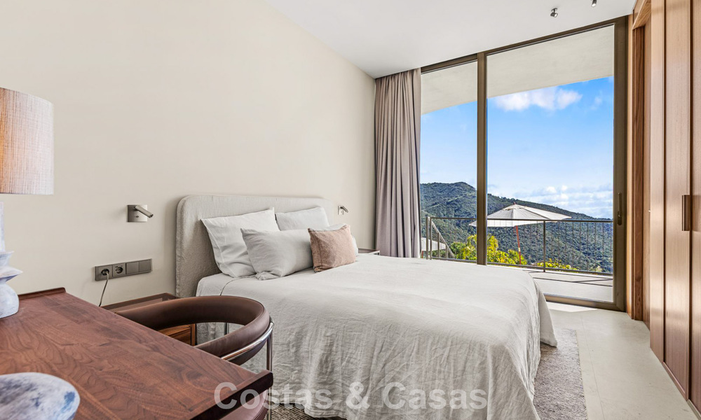 Villa au design en forme de boomerang à vendre dans les collines verdoyantes de Marbella - Benahavís avec vue sur la mer et les collines 795265