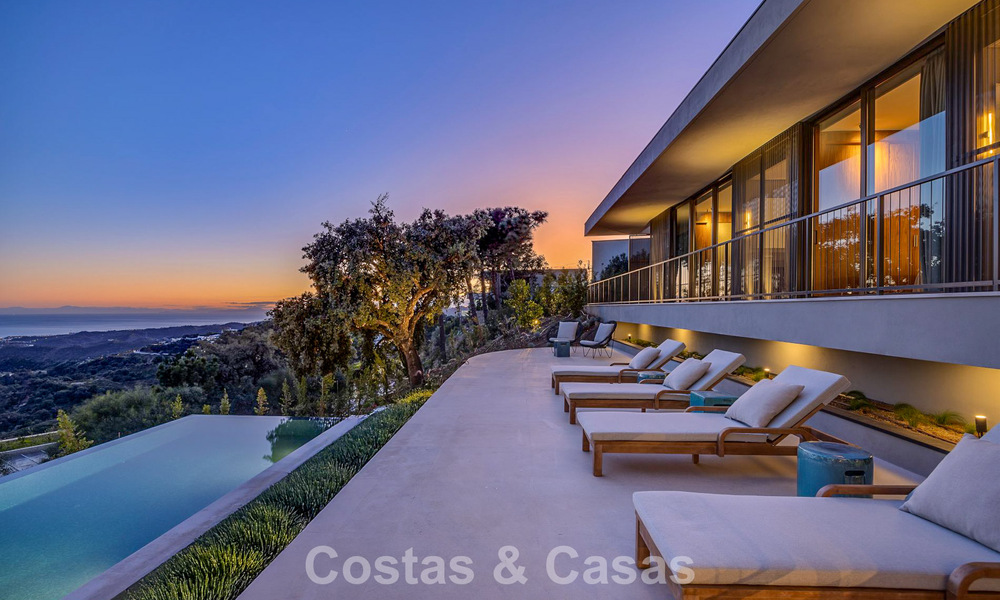 Villa au design en forme de boomerang à vendre dans les collines verdoyantes de Marbella - Benahavís avec vue sur la mer et les collines 795266