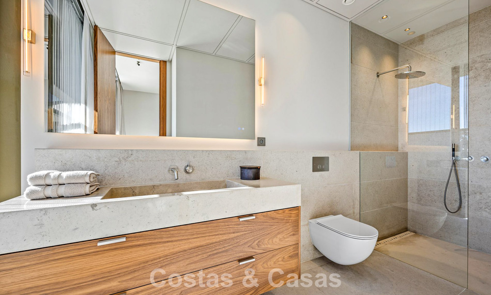 Villa au design en forme de boomerang à vendre dans les collines verdoyantes de Marbella - Benahavís avec vue sur la mer et les collines 795267