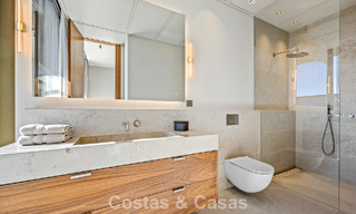 Villa au design en forme de boomerang à vendre dans les collines verdoyantes de Marbella - Benahavís avec vue sur la mer et les collines 795267 