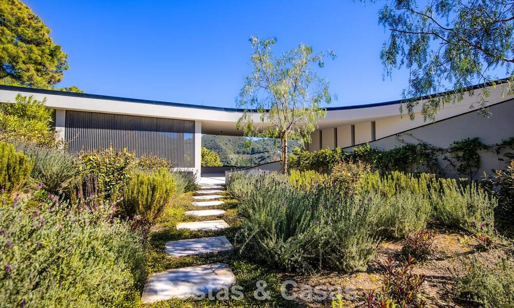 Villa au design en forme de boomerang à vendre dans les collines verdoyantes de Marbella - Benahavís avec vue sur la mer et les collines 795268