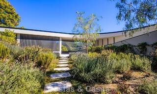 Villa au design en forme de boomerang à vendre dans les collines verdoyantes de Marbella - Benahavís avec vue sur la mer et les collines 795268 