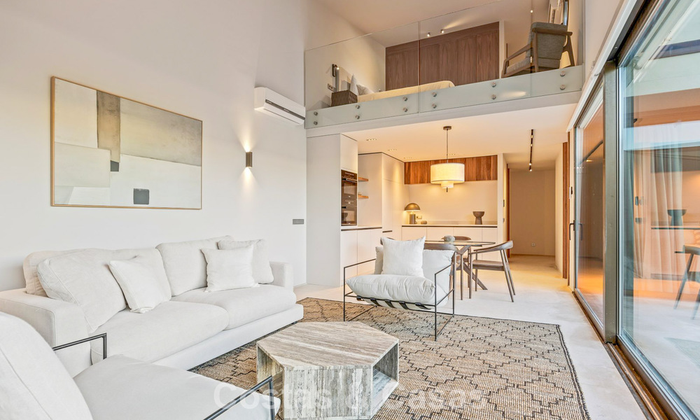 Villa au design en forme de boomerang à vendre dans les collines verdoyantes de Marbella - Benahavís avec vue sur la mer et les collines 795269