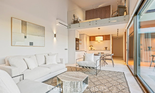 Villa au design en forme de boomerang à vendre dans les collines verdoyantes de Marbella - Benahavís avec vue sur la mer et les collines 795269 