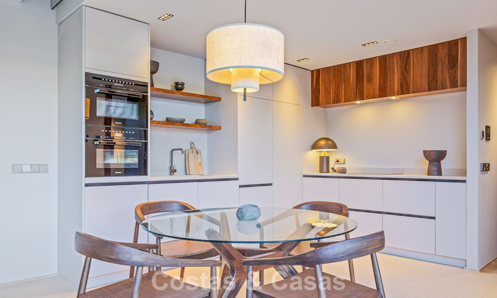 Villa au design en forme de boomerang à vendre dans les collines verdoyantes de Marbella - Benahavís avec vue sur la mer et les collines 795270