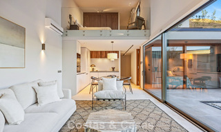 Villa au design en forme de boomerang à vendre dans les collines verdoyantes de Marbella - Benahavís avec vue sur la mer et les collines 795271 