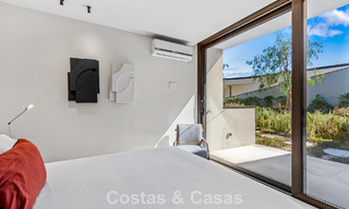 Villa au design en forme de boomerang à vendre dans les collines verdoyantes de Marbella - Benahavís avec vue sur la mer et les collines 795272 