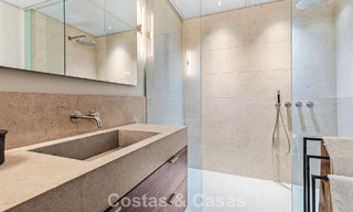 Villa au design en forme de boomerang à vendre dans les collines verdoyantes de Marbella - Benahavís avec vue sur la mer et les collines 795273 