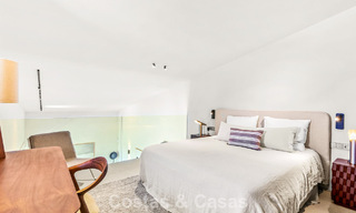 Villa au design en forme de boomerang à vendre dans les collines verdoyantes de Marbella - Benahavís avec vue sur la mer et les collines 795274 