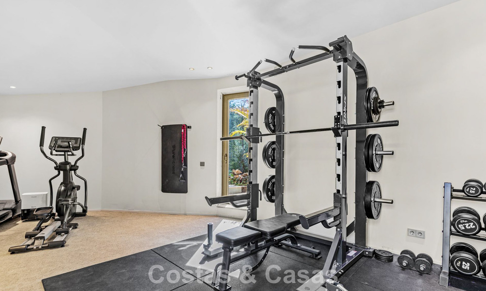 Villa au design en forme de boomerang à vendre dans les collines verdoyantes de Marbella - Benahavís avec vue sur la mer et les collines 795275