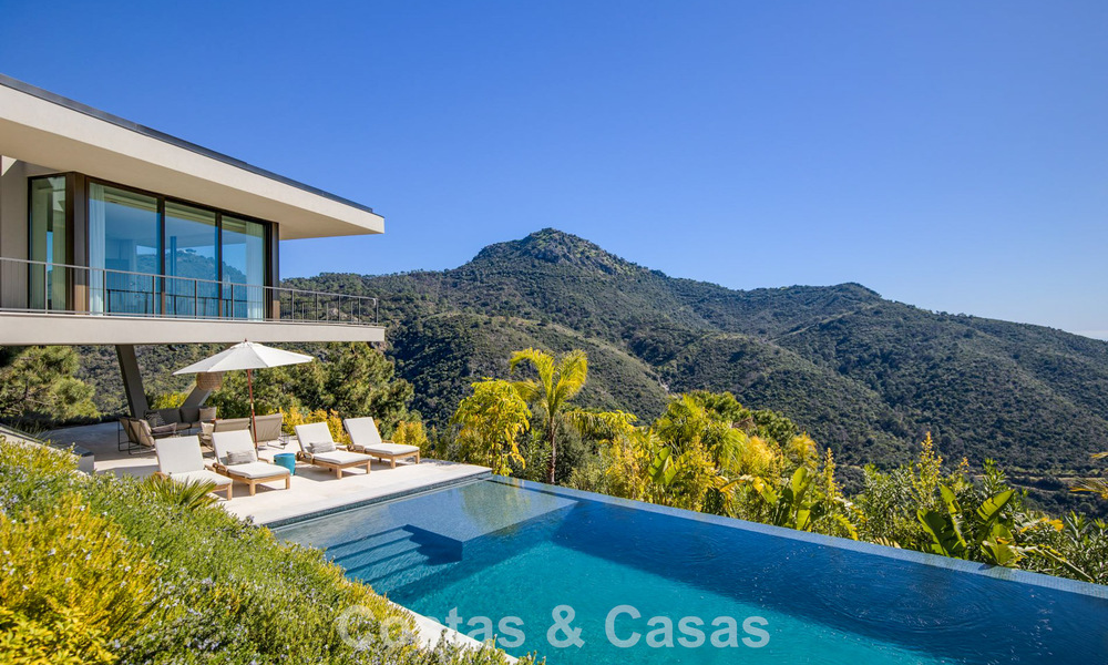 Villa au design en forme de boomerang à vendre dans les collines verdoyantes de Marbella - Benahavís avec vue sur la mer et les collines 795277