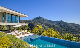 Villa au design en forme de boomerang à vendre dans les collines verdoyantes de Marbella - Benahavís avec vue sur la mer et les collines 795277 
