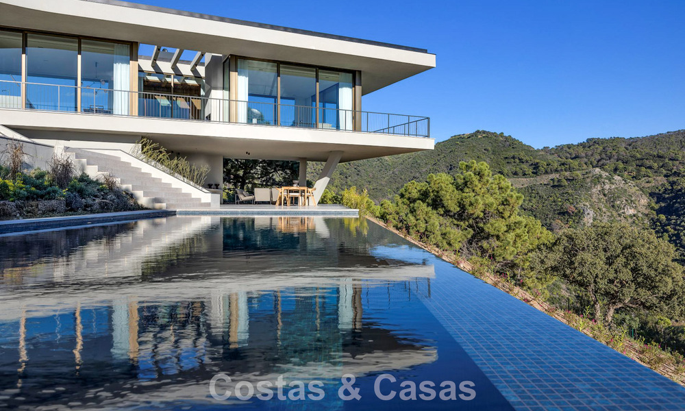 Villa au design en forme de boomerang à vendre dans les collines verdoyantes de Marbella - Benahavís avec vue sur la mer et les collines 795278
