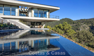 Villa au design en forme de boomerang à vendre dans les collines verdoyantes de Marbella - Benahavís avec vue sur la mer et les collines 795278 