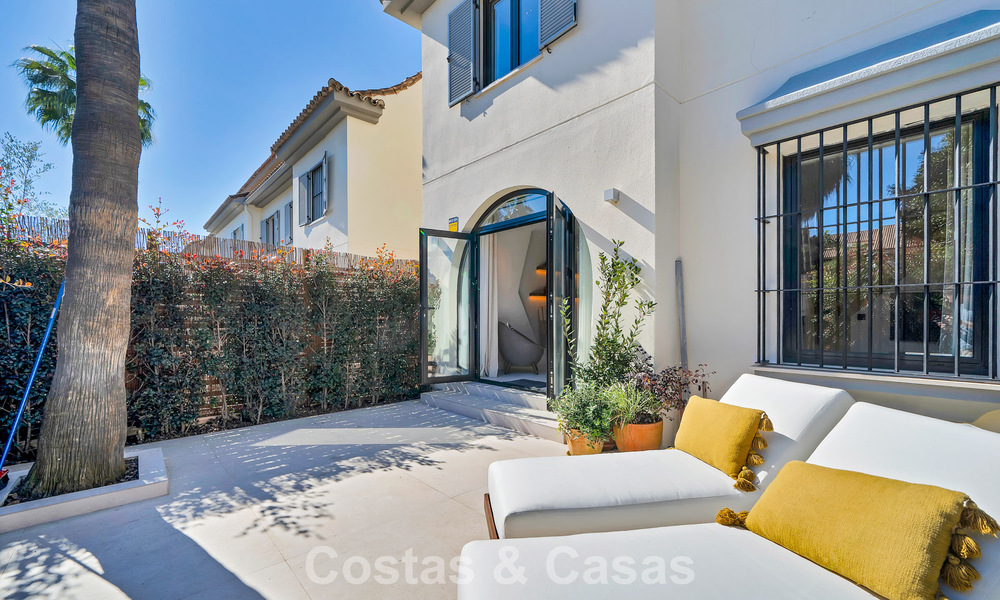 Maison de ville élégamment modernisée à vendre à distance de marche de la plage à Puerto Banús, Marbella 795301