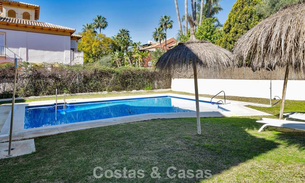 Maison de ville élégamment modernisée à vendre à distance de marche de la plage à Puerto Banús, Marbella 795303