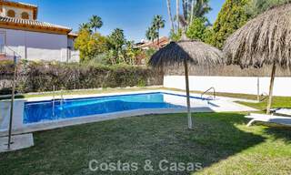 Maison de ville élégamment modernisée à vendre à distance de marche de la plage à Puerto Banús, Marbella 795303 