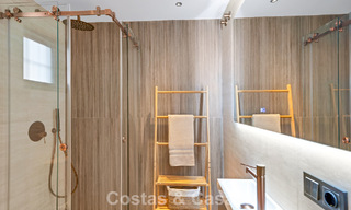 Maison de ville élégamment modernisée à vendre à distance de marche de la plage à Puerto Banús, Marbella 795305 