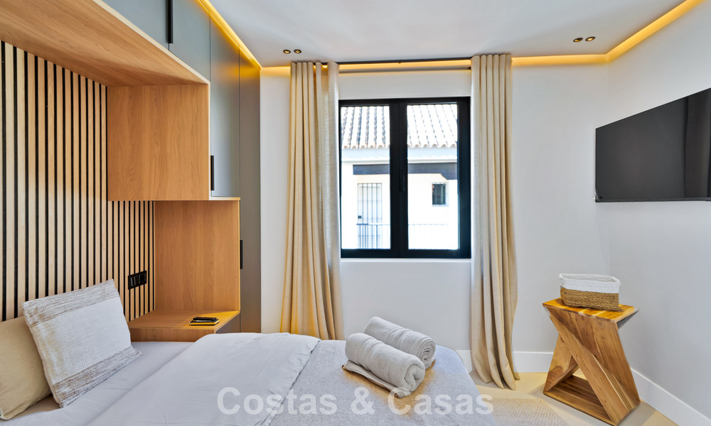 Maison de ville élégamment modernisée à vendre à distance de marche de la plage à Puerto Banús, Marbella 795307