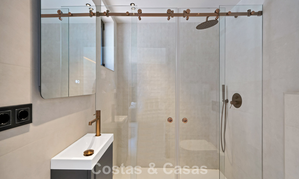 Maison de ville élégamment modernisée à vendre à distance de marche de la plage à Puerto Banús, Marbella 795309