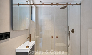 Maison de ville élégamment modernisée à vendre à distance de marche de la plage à Puerto Banús, Marbella 795309 