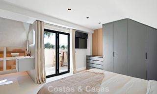Maison de ville élégamment modernisée à vendre à distance de marche de la plage à Puerto Banús, Marbella 795310 