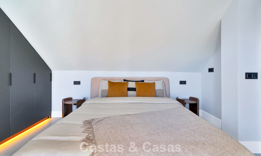 Maison de ville élégamment modernisée à vendre à distance de marche de la plage à Puerto Banús, Marbella 795311