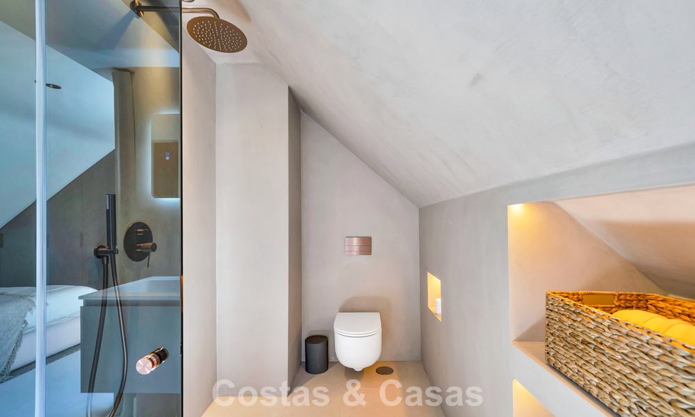Maison de ville élégamment modernisée à vendre à distance de marche de la plage à Puerto Banús, Marbella 795313