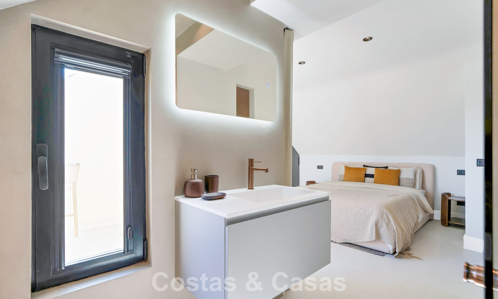 Maison de ville élégamment modernisée à vendre à distance de marche de la plage à Puerto Banús, Marbella 795314