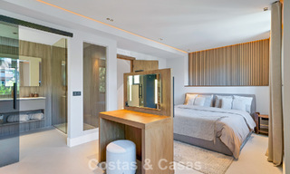 Maison de ville élégamment modernisée à vendre à distance de marche de la plage à Puerto Banús, Marbella 795315 