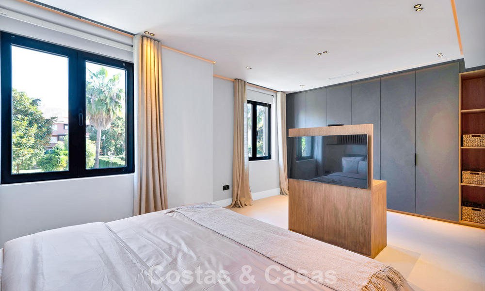 Maison de ville élégamment modernisée à vendre à distance de marche de la plage à Puerto Banús, Marbella 795316