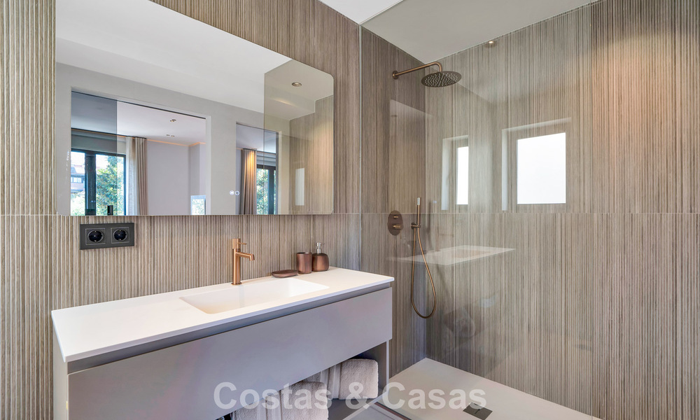 Maison de ville élégamment modernisée à vendre à distance de marche de la plage à Puerto Banús, Marbella 795317