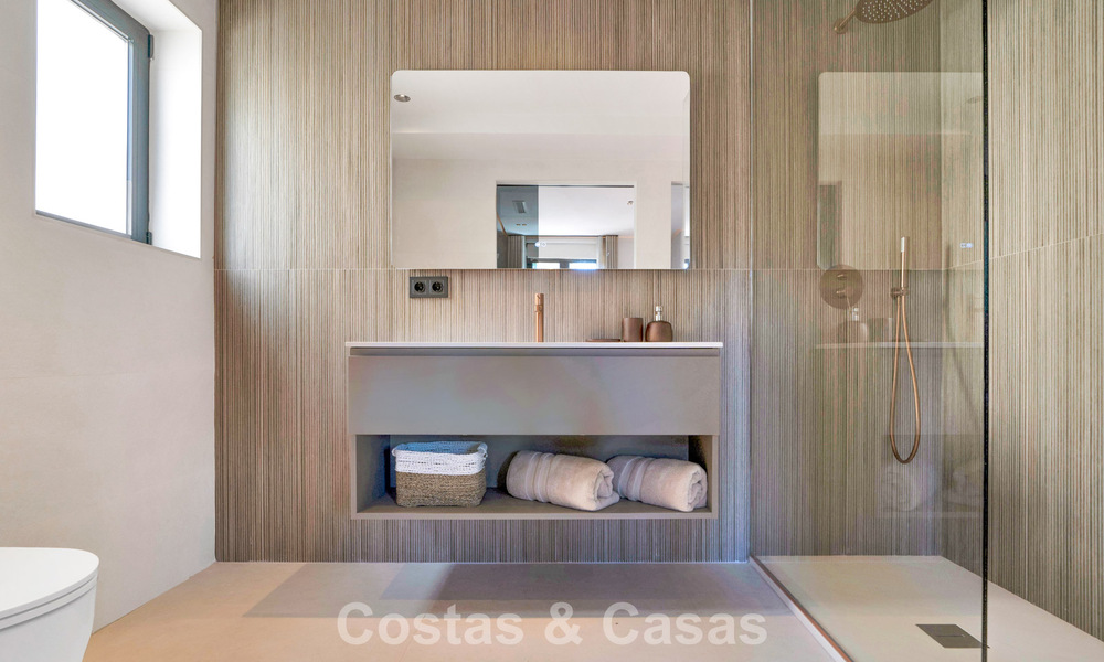 Maison de ville élégamment modernisée à vendre à distance de marche de la plage à Puerto Banús, Marbella 795318