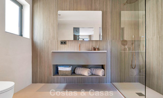 Maison de ville élégamment modernisée à vendre à distance de marche de la plage à Puerto Banús, Marbella 795318 