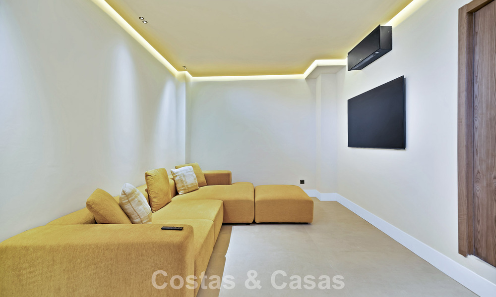 Maison de ville élégamment modernisée à vendre à distance de marche de la plage à Puerto Banús, Marbella 795319