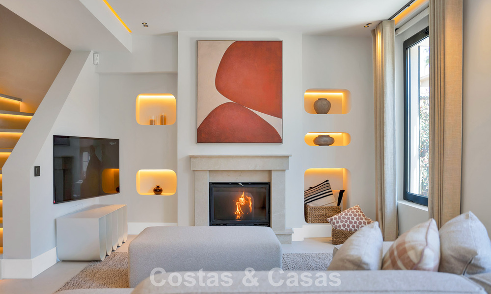 Maison de ville élégamment modernisée à vendre à distance de marche de la plage à Puerto Banús, Marbella 795320