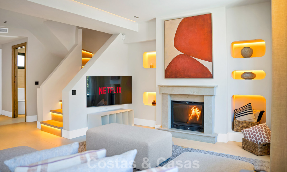 Maison de ville élégamment modernisée à vendre à distance de marche de la plage à Puerto Banús, Marbella 795321