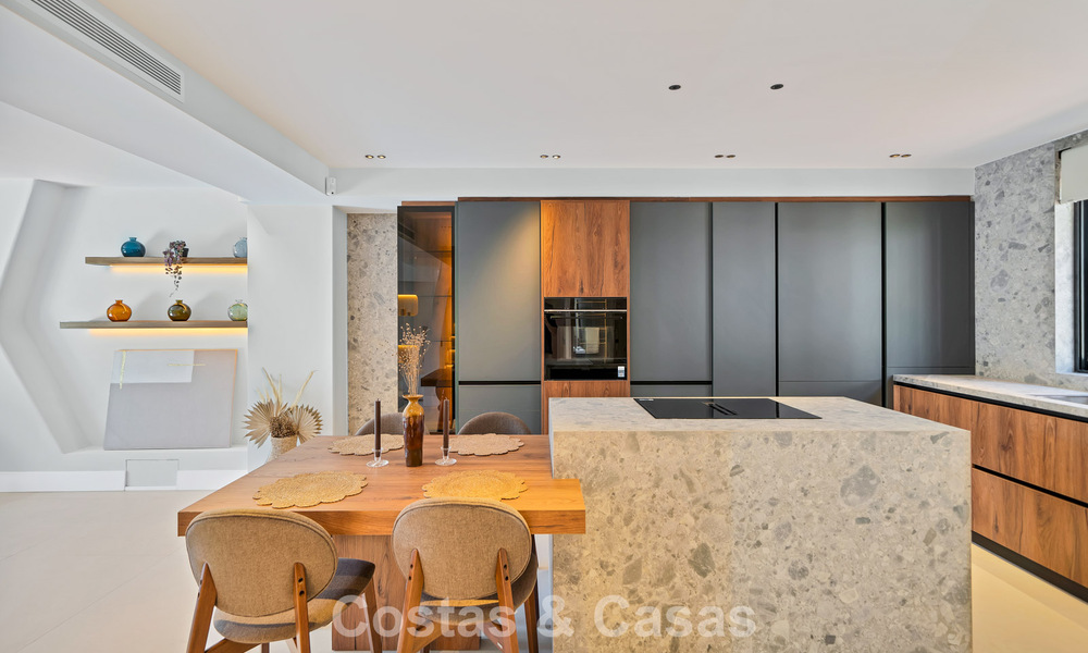 Maison de ville élégamment modernisée à vendre à distance de marche de la plage à Puerto Banús, Marbella 795324