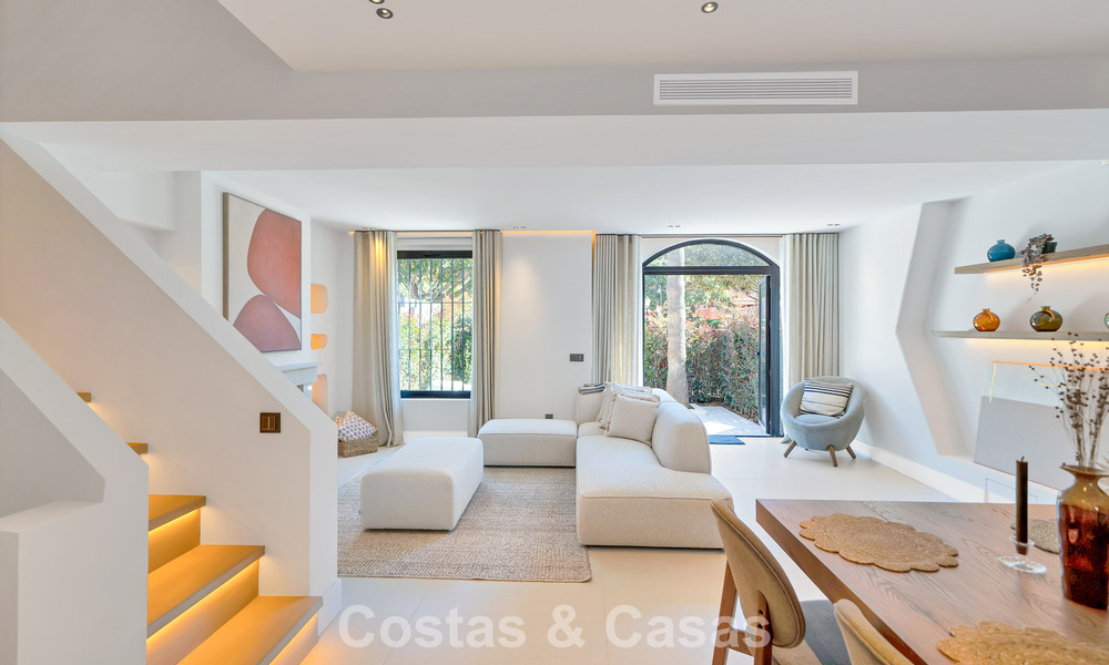 Maison de ville élégamment modernisée à vendre à distance de marche de la plage à Puerto Banús, Marbella 795325