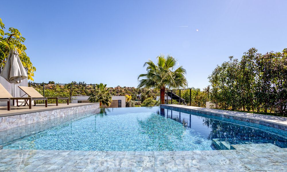 Villa moderne prête à emménager à distance de marche d’un club de golf sur la New Golden Mile entre Marbella et Estepona 795379