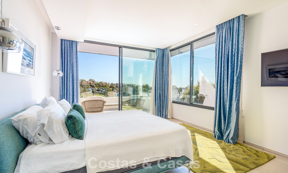 Villa moderne prête à emménager à distance de marche d’un club de golf sur la New Golden Mile entre Marbella et Estepona 795381