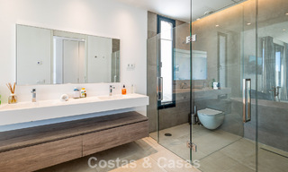 Villa moderne prête à emménager à distance de marche d’un club de golf sur la New Golden Mile entre Marbella et Estepona 795382 