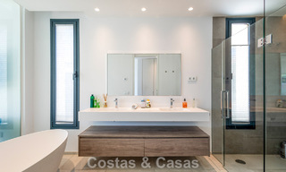 Villa moderne prête à emménager à distance de marche d’un club de golf sur la New Golden Mile entre Marbella et Estepona 795383 