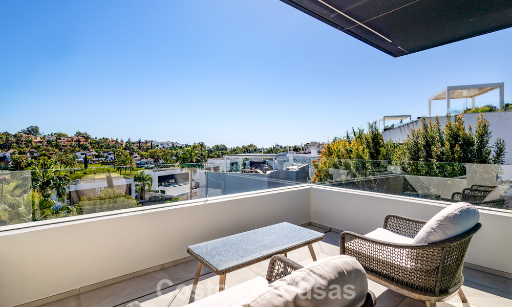 Villa moderne prête à emménager à distance de marche d’un club de golf sur la New Golden Mile entre Marbella et Estepona 795384