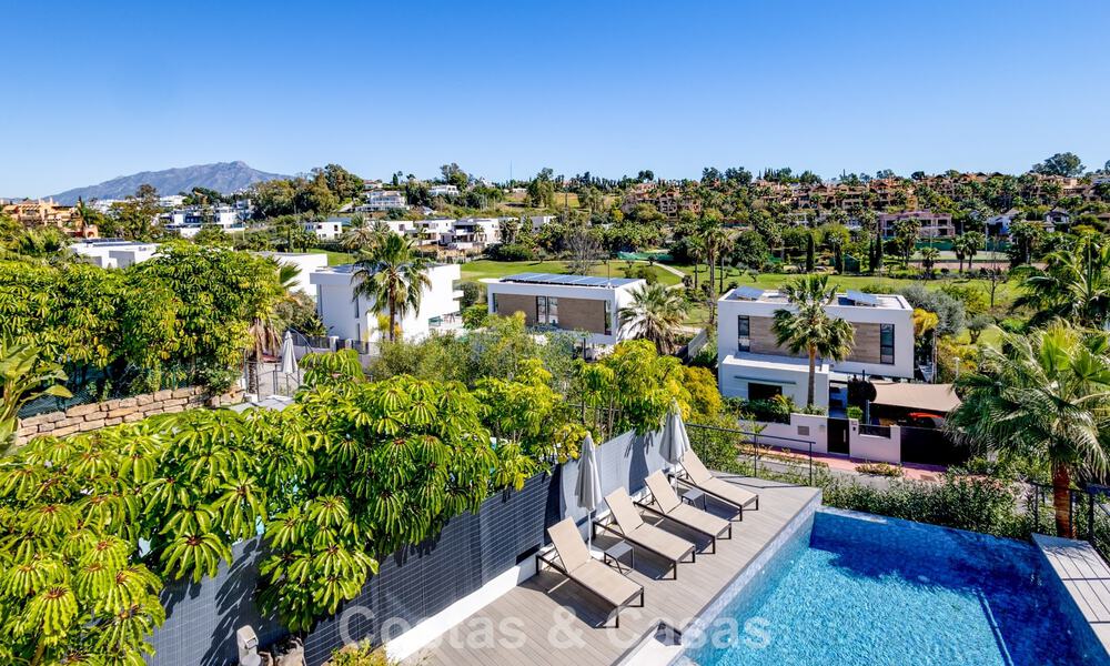 Villa moderne prête à emménager à distance de marche d’un club de golf sur la New Golden Mile entre Marbella et Estepona 795385