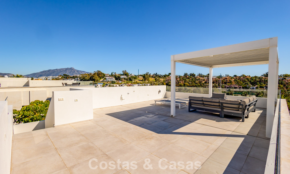 Villa moderne prête à emménager à distance de marche d’un club de golf sur la New Golden Mile entre Marbella et Estepona 795387