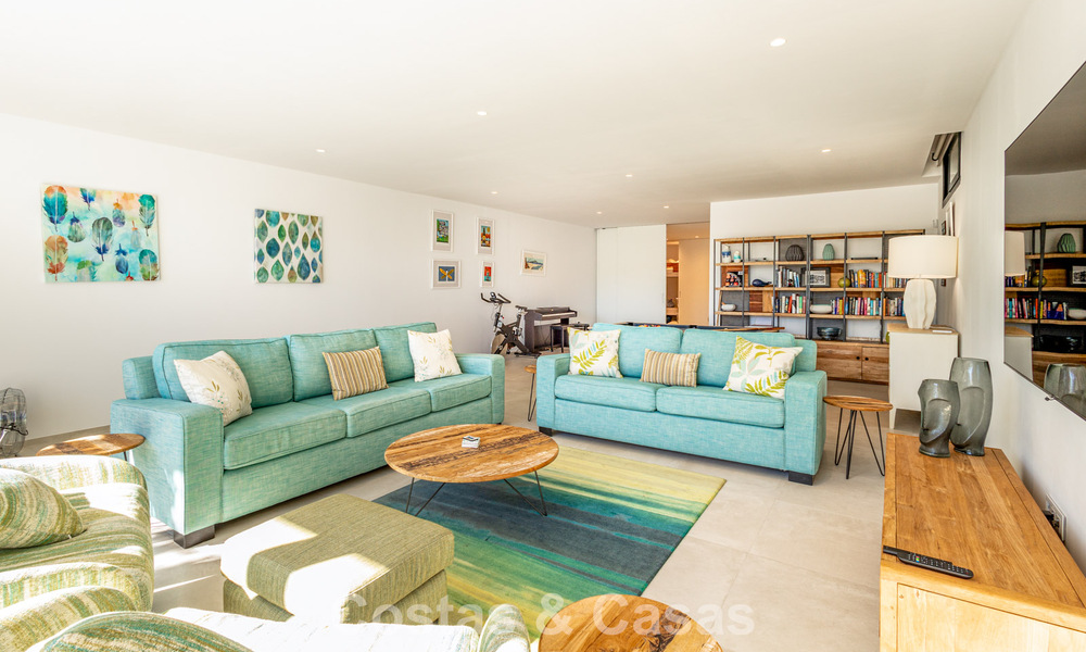 Villa moderne prête à emménager à distance de marche d’un club de golf sur la New Golden Mile entre Marbella et Estepona 795389