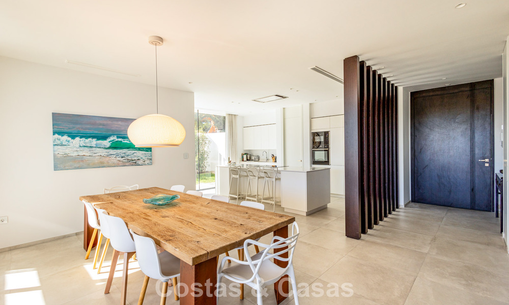 Villa moderne prête à emménager à distance de marche d’un club de golf sur la New Golden Mile entre Marbella et Estepona 795394